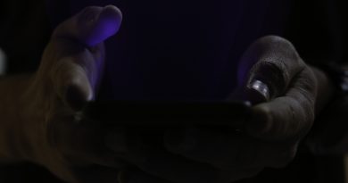 Students recognize cellphone dependency in attempt to cut down usage Students recognize cellphone dependency in attempt to cut down usage