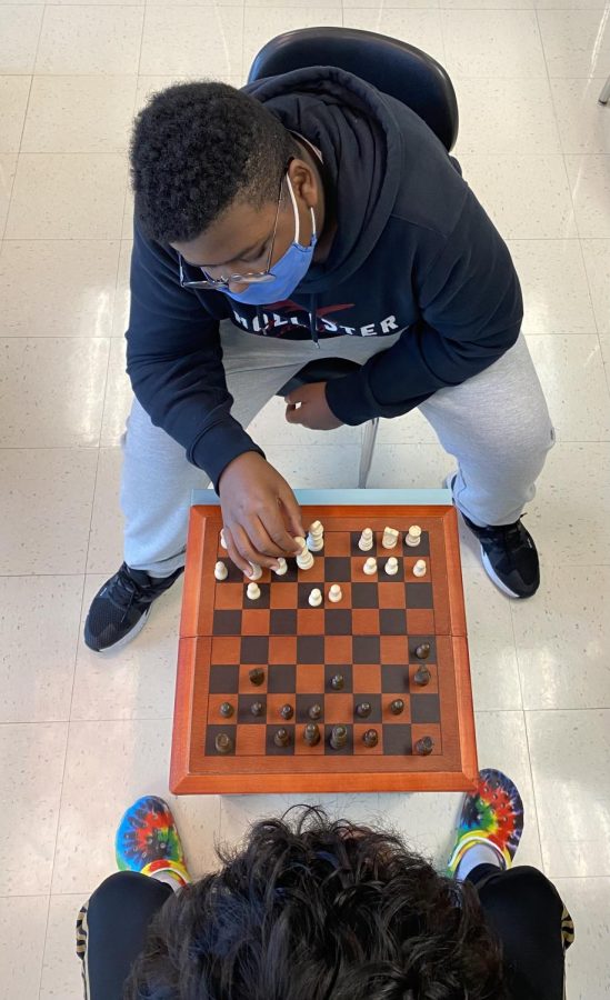 Franklin+Smith-Fullwood%2C+an+officer+of+Chess+Club%2C+plays+against+another+student.+Photo+by+Devon+Helmer.